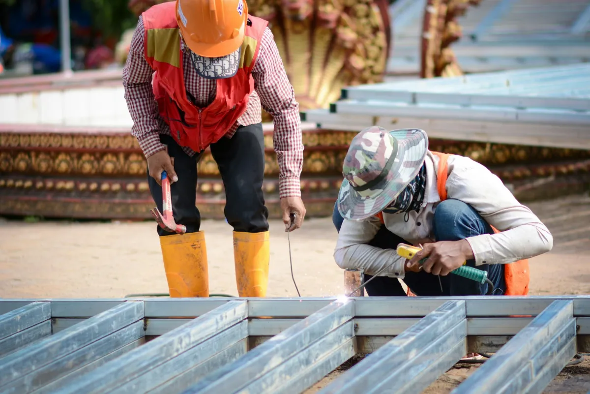 UK construction site with workers - illustrating the skills shortage challenge